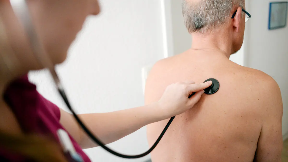 ARCHIV - 27.07.2016, Nordrhein-Westfalen, Minden: ILLUSTRATION - Eine Medizinerin untersucht einen Patienten mit einem Stethoskop. Hunderte Hausärztinnen und Hausärzte fehlen in Niedersachsen. (Zu dpa "Hausärzte dringend gesucht - 523 Praxissitze unbesetzt") Foto: Maurizio Gambarini/dpa +++ dpa-Bildfunk +++