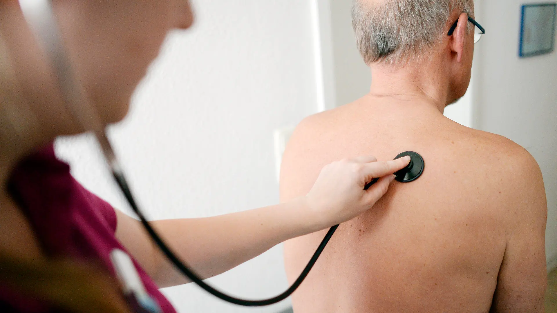 ARCHIV - 27.07.2016, Nordrhein-Westfalen, Minden: ILLUSTRATION - Eine Medizinerin untersucht einen Patienten mit einem Stethoskop. Hunderte Hausärztinnen und Hausärzte fehlen in Niedersachsen. (Zu dpa "Hausärzte dringend gesucht - 523 Praxissitze unbesetzt") Foto: Maurizio Gambarini/dpa +++ dpa-Bildfunk +++