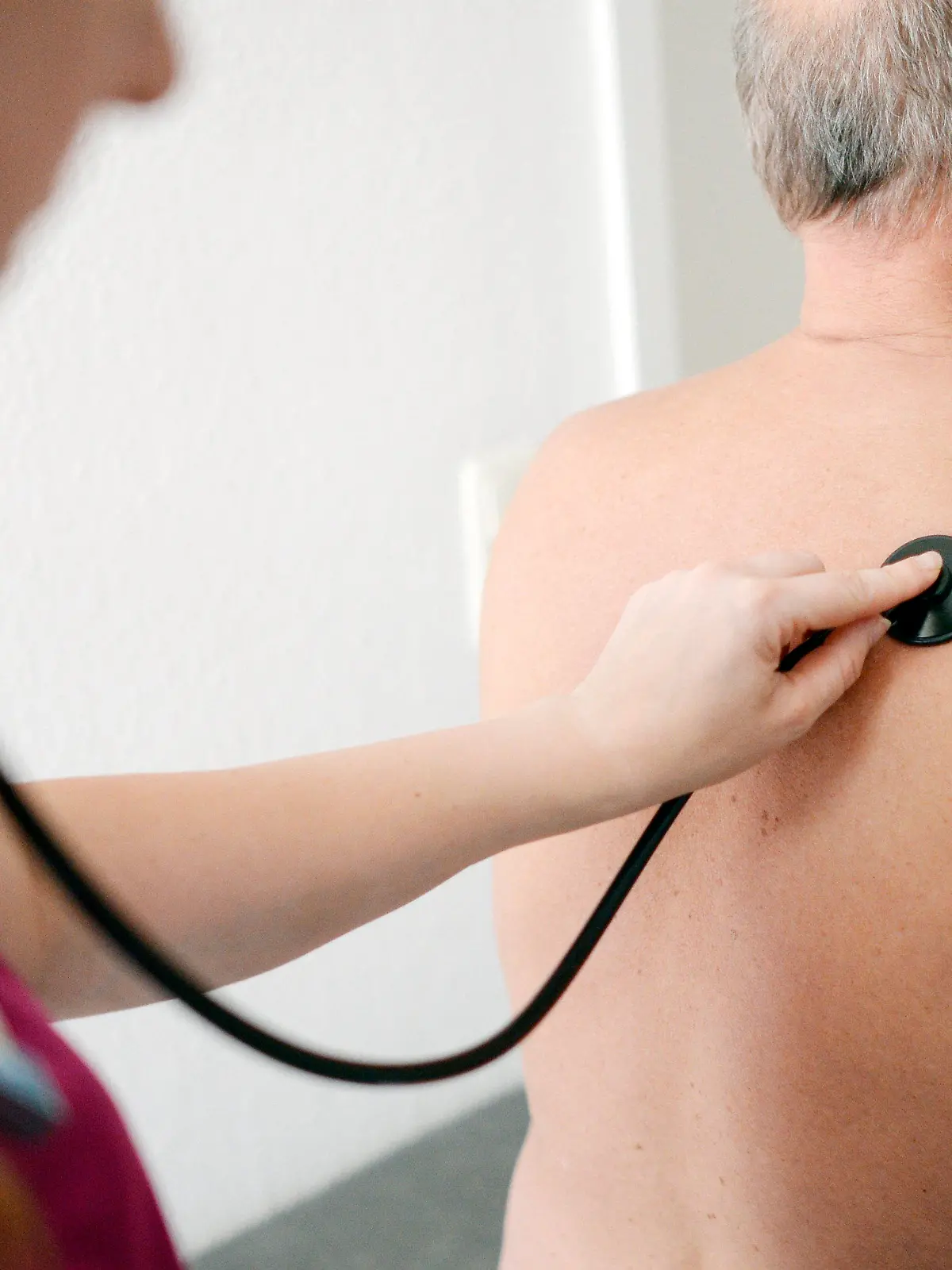 ARCHIV - 27.07.2016, Nordrhein-Westfalen, Minden: ILLUSTRATION - Eine Medizinerin untersucht einen Patienten mit einem Stethoskop. Hunderte Hausärztinnen und Hausärzte fehlen in Niedersachsen. (Zu dpa "Hausärzte dringend gesucht - 523 Praxissitze unbesetzt") Foto: Maurizio Gambarini/dpa +++ dpa-Bildfunk +++