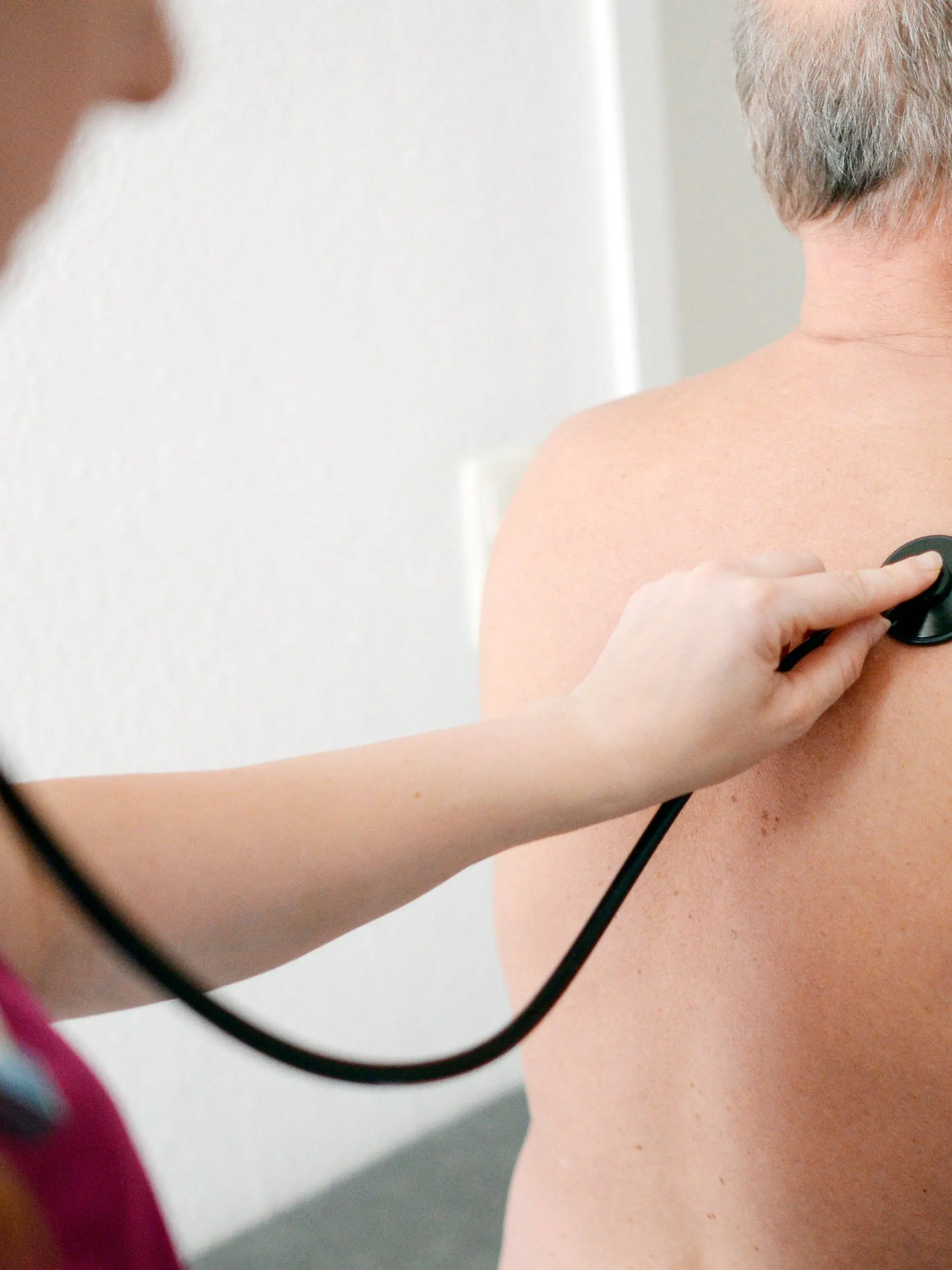 ARCHIV - 27.07.2016, Nordrhein-Westfalen, Minden: ILLUSTRATION - Eine Medizinerin untersucht einen Patienten mit einem Stethoskop. Hunderte Hausärztinnen und Hausärzte fehlen in Niedersachsen. (Zu dpa "Hausärzte dringend gesucht - 523 Praxissitze unbesetzt") Foto: Maurizio Gambarini/dpa +++ dpa-Bildfunk +++
