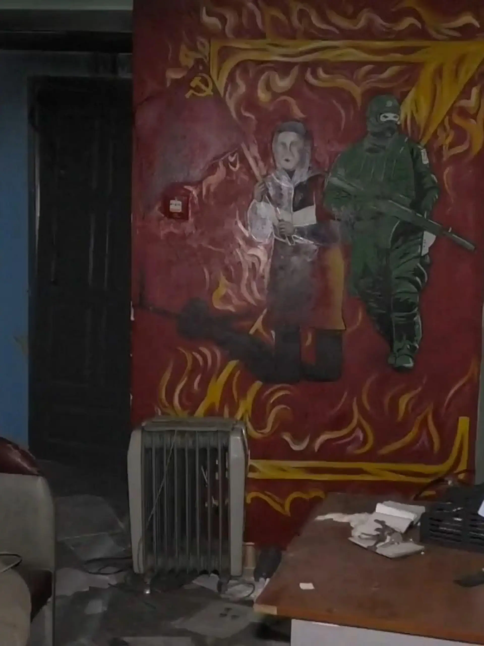 Blutige Gasmasken auf dem Boden, die Aussagen jener, die den Gefangenen helfen wollten. Die ukrainische Nationalpolizei spricht von mehreren Hinweisen auf Folter durch russische Soldaten in der Stadt Kupjansk.