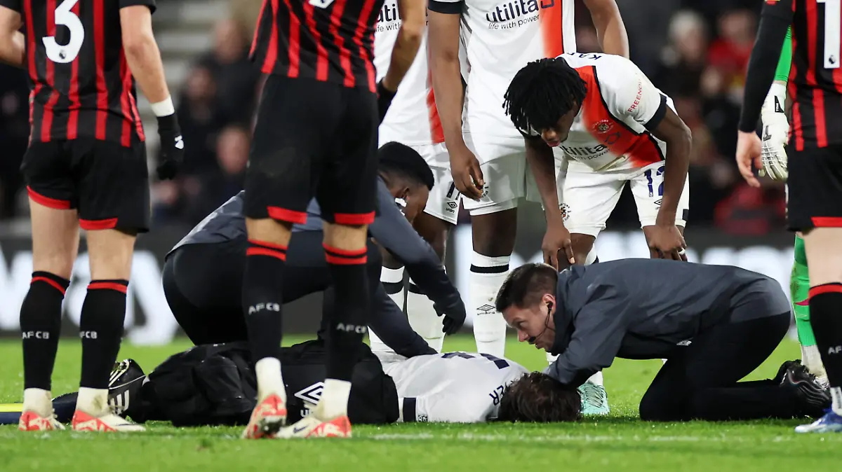Tom Lockyer of Luton Town is seen down receiving medical attention after collapsing on the pitch. AFC Bournemouth v Luton Town, Premier League, Football, Vitality Stadium, Bournemouth, UK - 16 Dec 2023 EDITORIAL USE ONLY No use with unauthorised audio, video, data, fixture lists, club/league logos or live services. Online in-match use limited to 120 images, no video emulation. No use in betting, games or single club/league/player publications. PUBLICATIONxINxGERxSUIxAUTxHUNxGRExMLTxCYPxROUxBULxUAExKSAxONLY Copyright: xJamesxMarsh/Shutterstockx 14259101bq