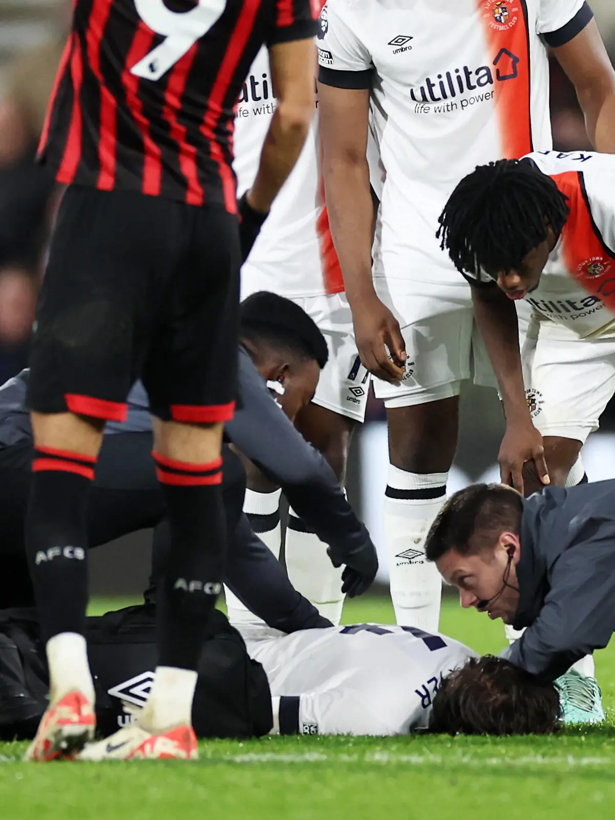 Tom Lockyer of Luton Town is seen down receiving medical attention after collapsing on the pitch. AFC Bournemouth v Luton Town, Premier League, Football, Vitality Stadium, Bournemouth, UK - 16 Dec 2023 EDITORIAL USE ONLY No use with unauthorised audio, video, data, fixture lists, club/league logos or live services. Online in-match use limited to 120 images, no video emulation. No use in betting, games or single club/league/player publications. PUBLICATIONxINxGERxSUIxAUTxHUNxGRExMLTxCYPxROUxBULxUAExKSAxONLY Copyright: xJamesxMarsh/Shutterstockx 14259101bq