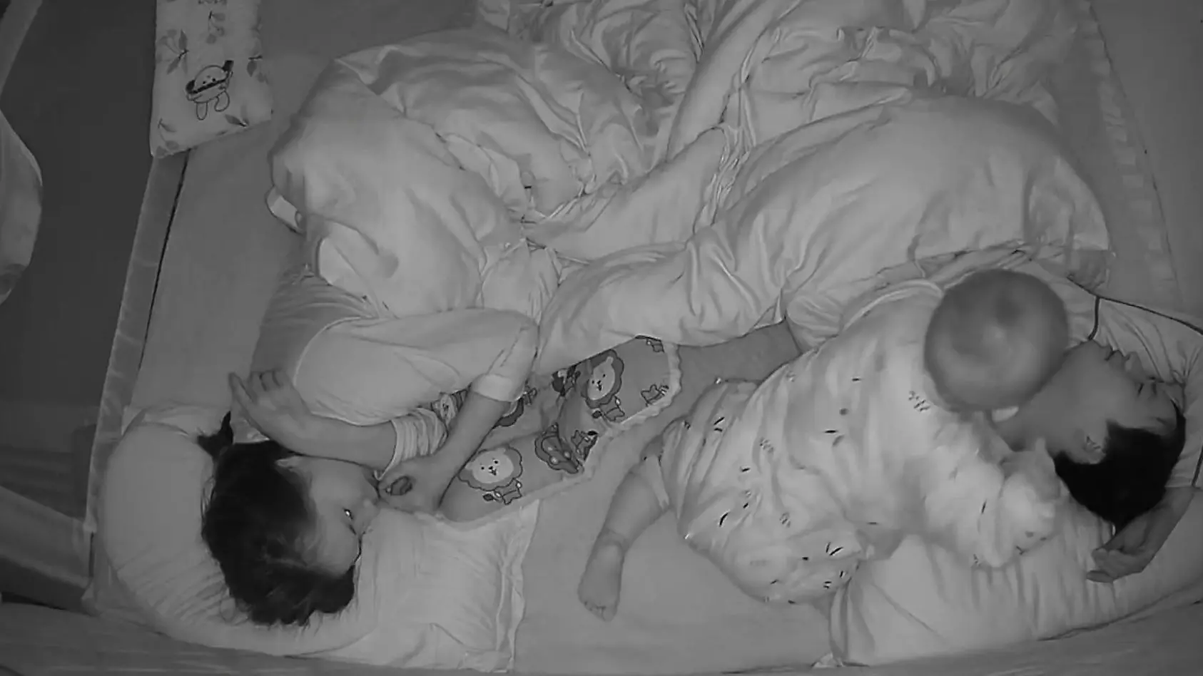 Baby pfeffert schlafendem Papa eine!