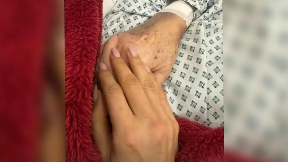 Cathy Hummels wacht am Krankenbett ihrer Oma Annemarie.