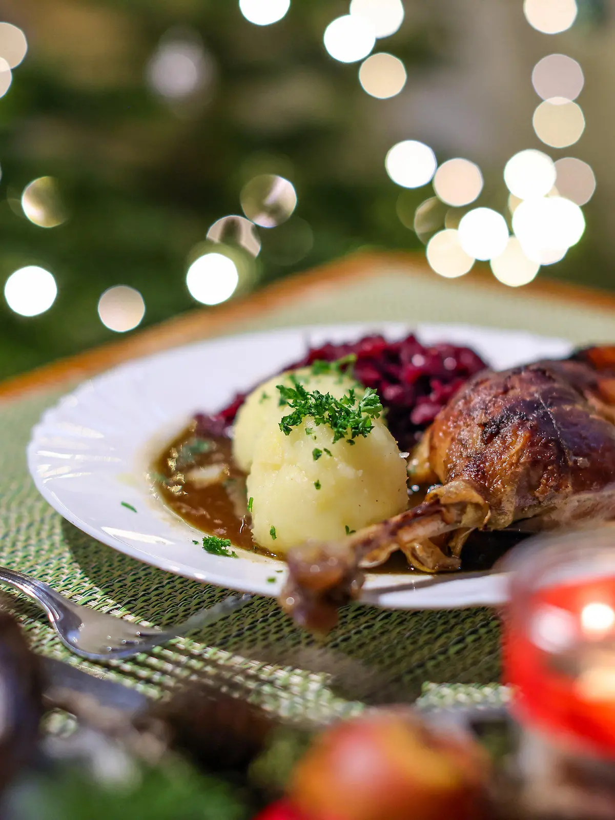 ARCHIV - 13.12.2021, Sachsen, Wermsdorf: Eine Portion Gänsekeule mit Rotkraut und Klößen steht auf einem Tisch im Restaurant der Gänsezucht Eskildsen. (Zu dpa: «Sachsens Gastgewerbe blickt optimistisch auf das Weihnachtsgeschäft») Foto: Jan Woitas/dpa-Zentralbild/dpa +++ dpa-Bildfunk +++