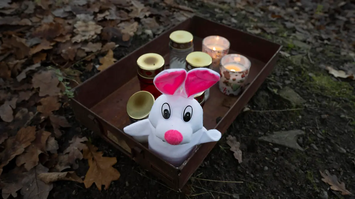 An improvised place of worship at the crime scene of the double murder at Klanovice Forest, Prague, Czech Republic, pictured on December 18, 2023. Two people, one of them a child, were found dead in the Klanovice neighbourhood on the eastern outskirts of Prague on December 15, 2023. Several dozen police officers are working to solve the double murder. CTKxPhoto/MichaelaxRihova CTKPhotoP2023121805334 PUBLICATIONxNOTxINxCZExSVK CTKPhotoP2023121805334