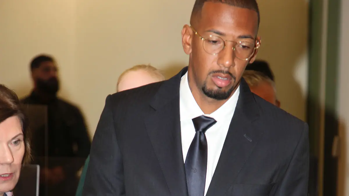 Ex-Nationalspieler Jerome Boateng vor dem Landgericht München . Heute am 21. OKT. 2022, der 2. Verhandlungstag gegen den langjährigen Fussball-Nationalspieler wegen Körperverletzung. Im Bild Jerome Boateng