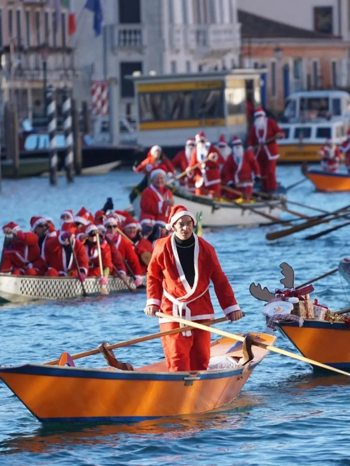 Der Schlitten bleibt in der Garage, denn in Venedig kommen die Weihnachtsmänner per Gondel. Bei der neunten „Weihnachtsmann-Wasserparade“ auf dem Canal Grande waren hunderte Weihnachtsmänner- und Frauen zu sehen. Mehr geht wirklich nicht.