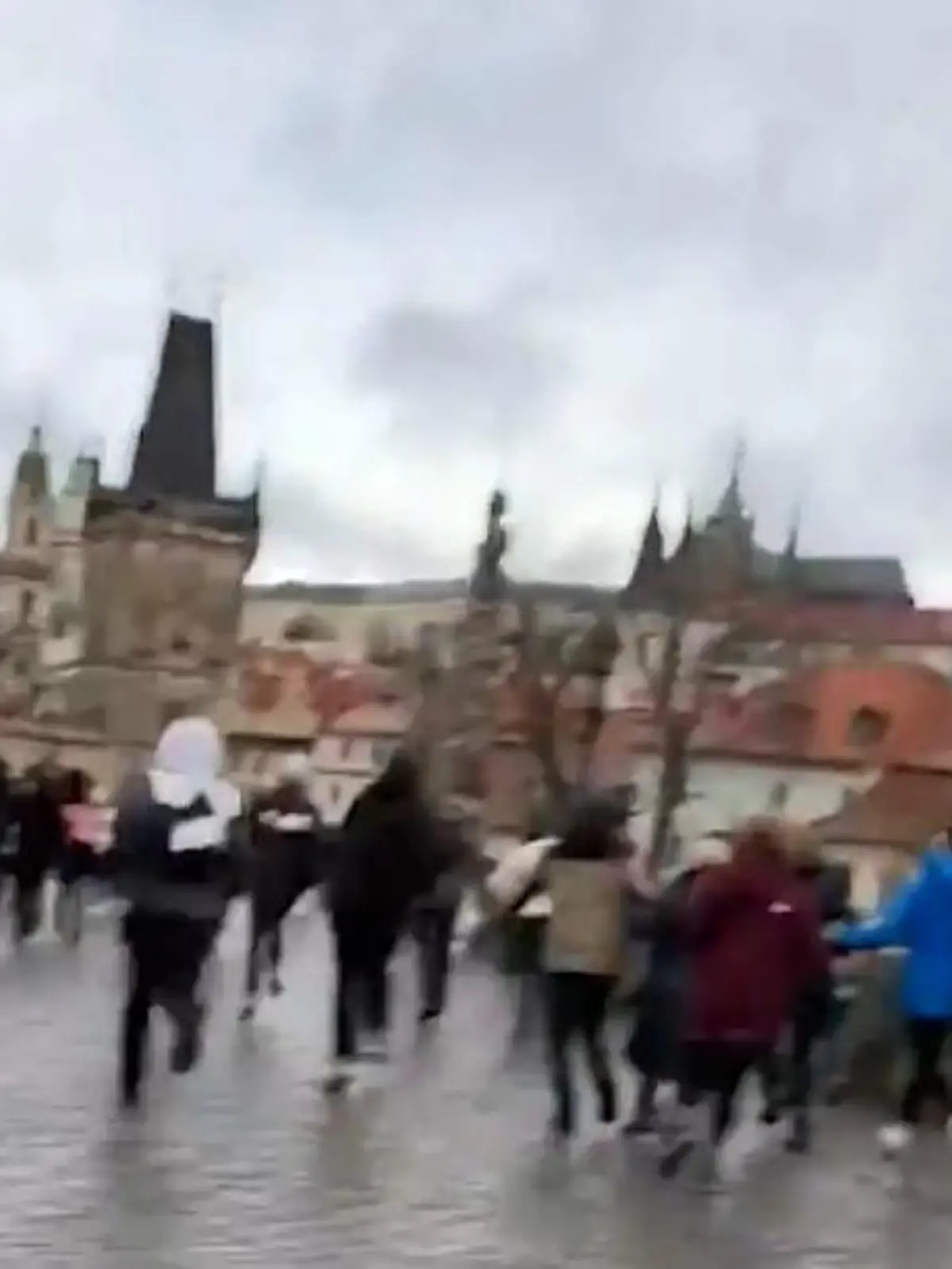 An der Universität in Prag sollen Schüsse gefallen sein. Wie die Polizei mitteilt, ist die Philosophische Fakultät der Karls-Universität am Jan-Palach-Platz betroffen. Neben mehreren verletzten Personen, soll es auch Tote geben. Der Schütze konnte in Gewahrsam genommen werden.