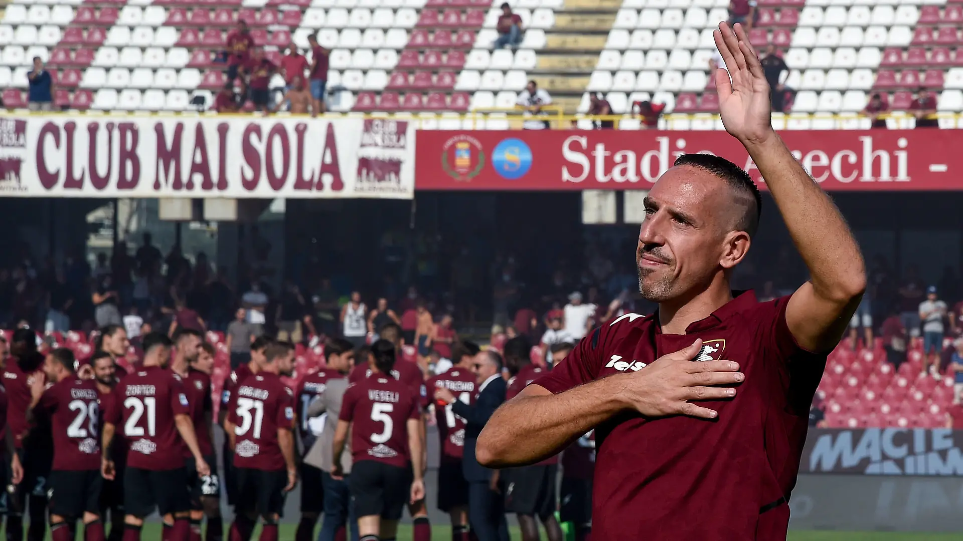 Sport Bilder des Tages Franck Ribery Signs With Salernitana Franck Ribery gestures during his presentation as the new signing for US Salernitana 1919 at Stadio Arechi, Salerno, Italy on 6 September 2021. Salerno Salerno Italy maffia-franckri210906_np2Hp PUBLICATIONxNOTxINxFRA Copyright: xGiuseppexMaffiax