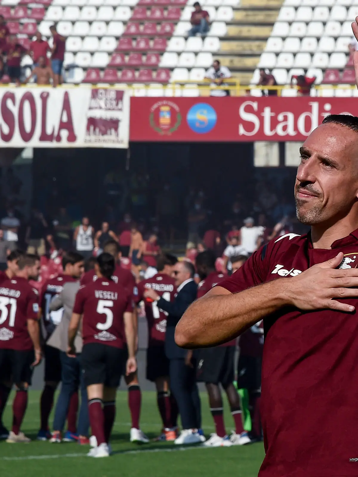  Sport Bilder des Tages Franck Ribery Signs With Salernitana Franck Ribery gestures during his presentation as the new signing for US Salernitana 1919 at Stadio Arechi, Salerno, Italy on 6 September 2021. Salerno Salerno Italy maffia-franckri210906_np2Hp PUBLICATIONxNOTxINxFRA Copyright: xGiuseppexMaffiax
