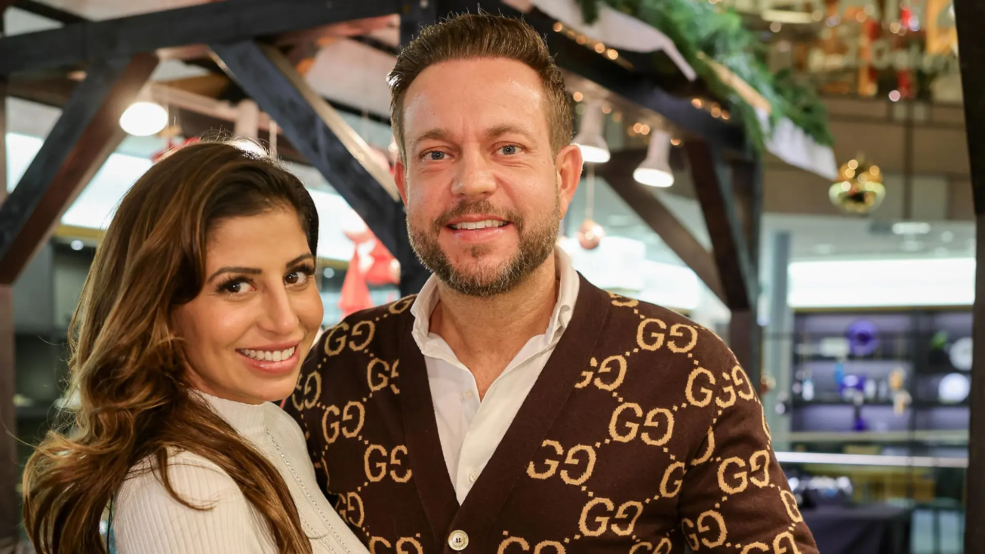 Evanthia Eva Benetatou 31 liebt Düsseldorfer Unternehmer Dennis Kessmeyer 43, verliebt beim Weihnachtseinkauf in Düsseldorf mit neuem Partner Düsseldorf Königsallee NRW Deutschland *** Evanthia Eva Benetatou 31 loves Düsseldorf entrepreneur Dennis Kessmeyer 43 , in love while Christmas shopping in Düsseldorf with new partner Düsseldorf Königsallee NRW Germany