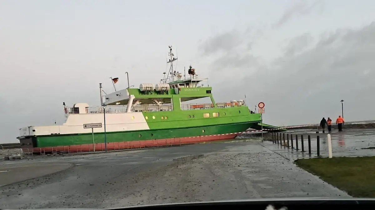 Der Sturm spülte eine Fähre in Neuharlingersiel aufs Land.