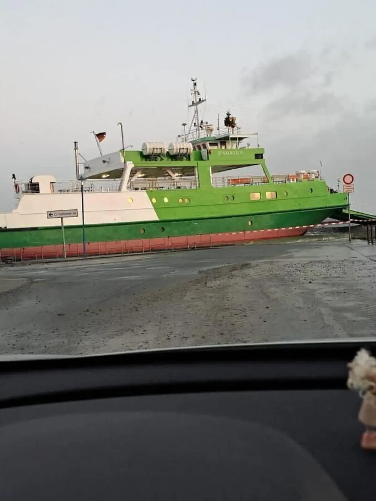 Der Sturm spülte eine Fähre in Neuharlingersiel aufs Land.