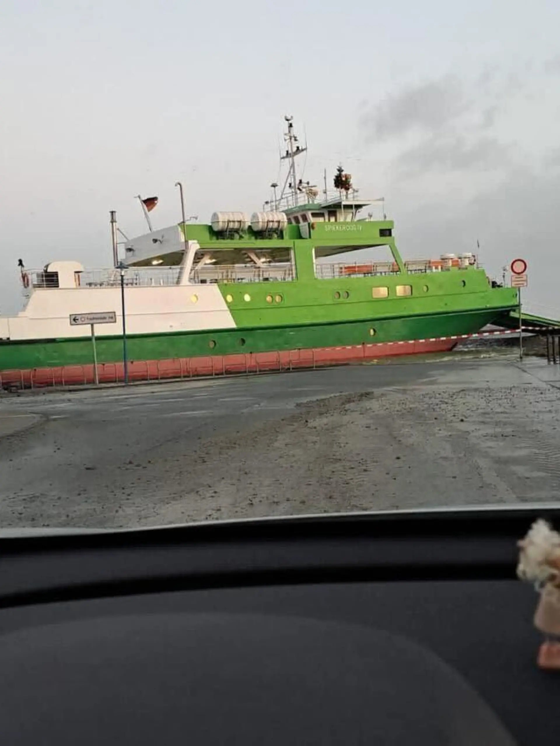Der Sturm spülte eine Fähre in Neuharlingersiel aufs Land.
