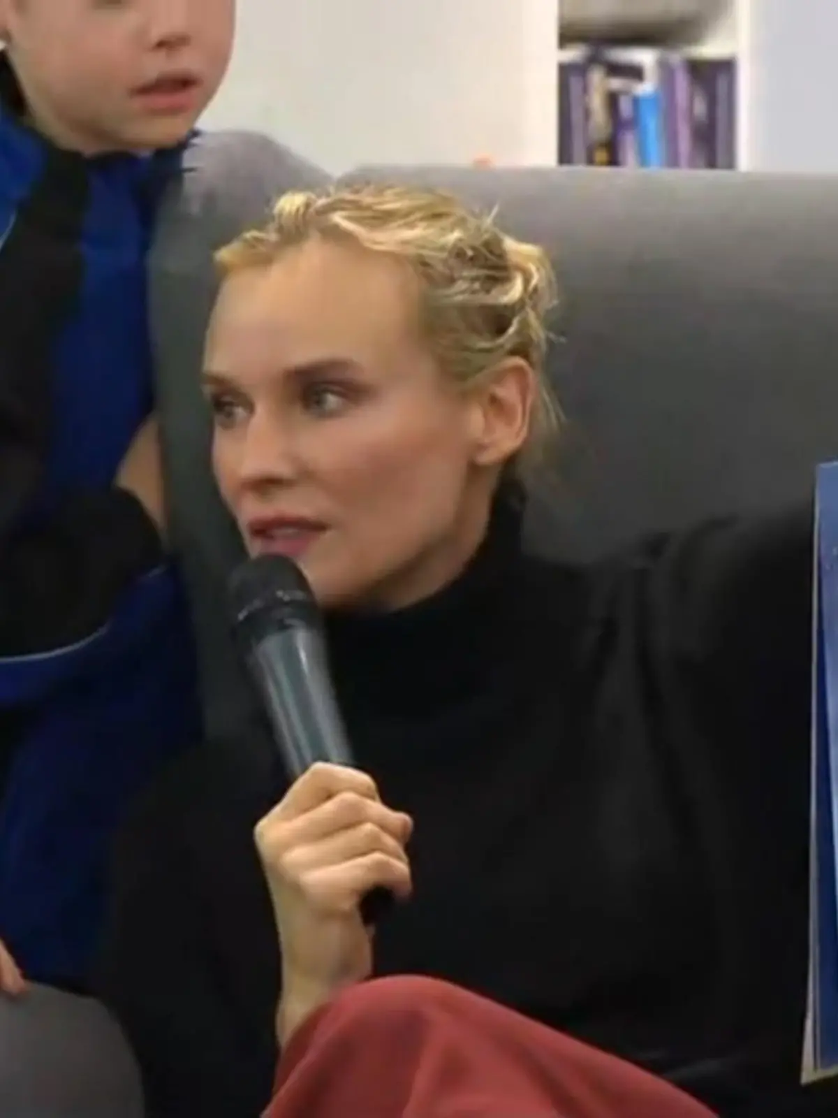 Auf der Frankfurter Buchmesse steht nicht nur die neueste Literatur im Scheinwerferlicht – sondern auch die Promis. Egal ob Journalist Ulrich Wickert, Sängerin Vanessa Mai, Ex-Gesundheitsminister Jens Spahn oder Hollywood-Star Diane Kruger – sie alle präsentieren ihre Bücher auf der Messe. Welche Promis noch so unterwegs waren, zeigen wir im Video.