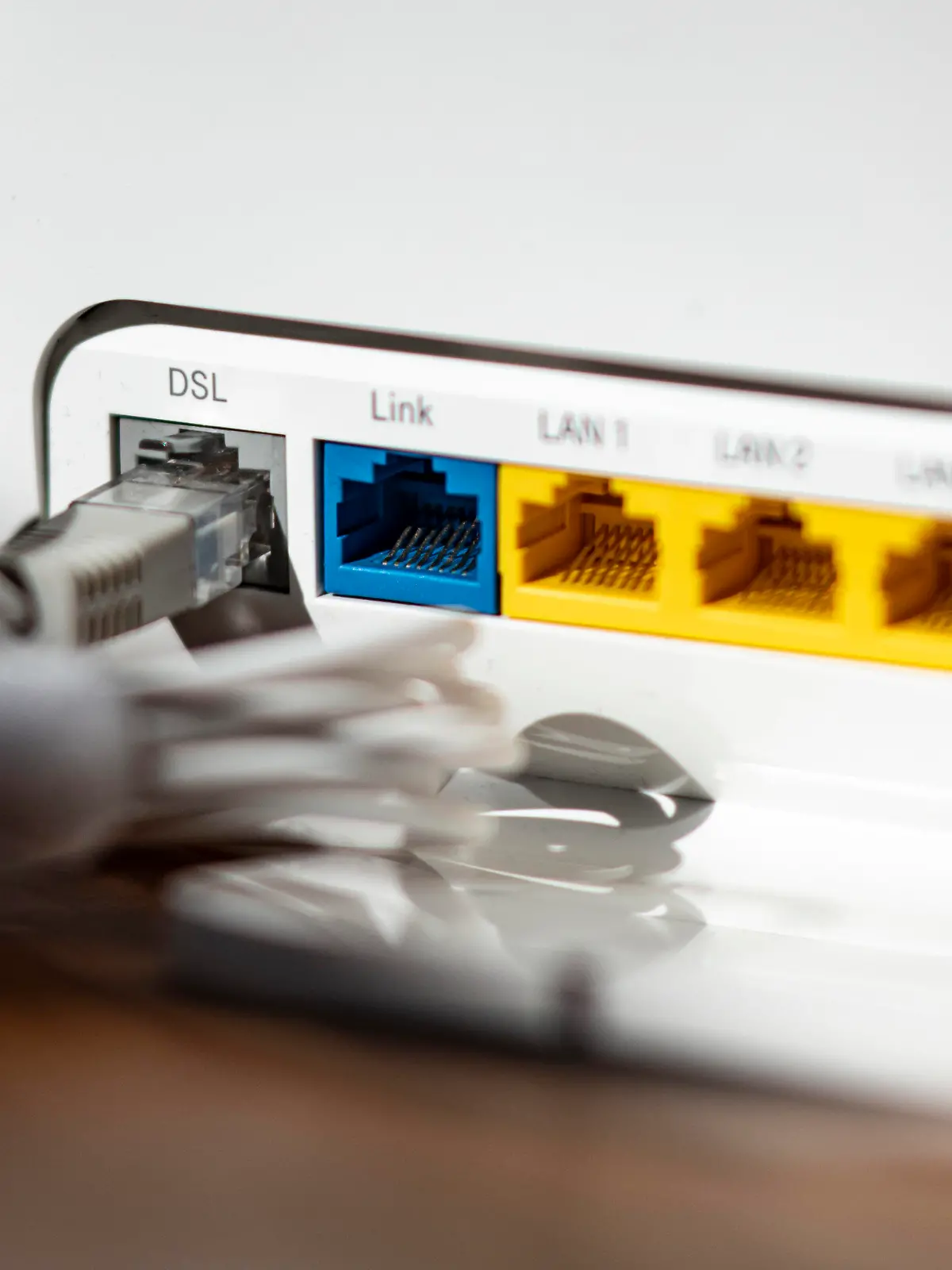 ARCHIV - 02.09.2021, Berlin: ILLUSTRATION - Ein LAN-Kabel steckt im DSL-Steckplatz eines WLAN-Routers. Der vor zwei Jahren eingeführte Anspruch auf Preisminderung bei schlechtem Internet wird von den Verbraucherinnen und Verbrauchern nur wenig genutzt. (zu dpa «Schlechtes Internet? Preisminderung wird kaum in Anspruch genommen») Foto: Fabian Sommer/dpa +++ dpa-Bildfunk +++