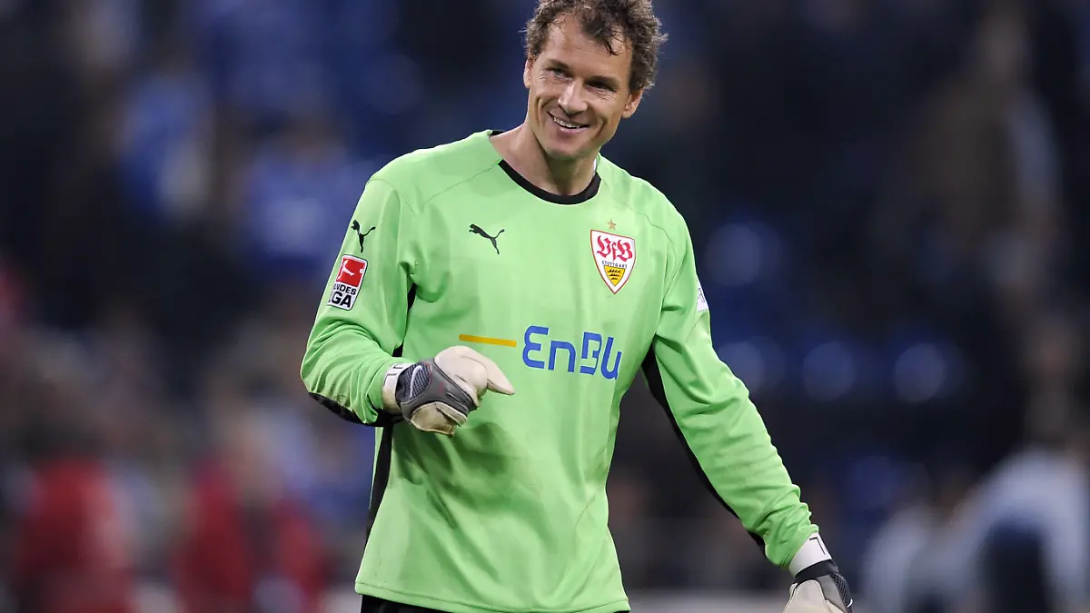 ARCHIV - Der Stuttgarter Torwart Jens Lehmann jubelt am 13.05.2009 nach dem Spiel gegen Schalke. Schalke-Manager Heldt bestätigte am Dienstag (07.06.2011) das Interesse an einer Verpflichtung des 41 Jahre alten früheren Nationaltorhüters. Eine Entscheidung sei aber noch nicht gefallen. Foto: Achim Scheidemann dpa (zu dpa-KORR "Schalke-Manager Heldt bestätigt: Lehmann ein Kandidat" vom 07.06.2011)  +++(c) dpa - Bildfunk+++
