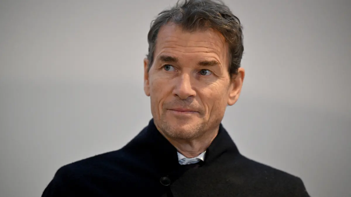 22.12.2023, Bayern, Starnberg: Der wegen Hausfriedensbruch und Sachbeschädigung angeklagte ehemalige Fußball-Nationaltorwart Jens Lehmann steht zur Fortsetzung im Prozess gegen ihn an seinem Platz. Die Staatsanwaltschaft wirft dem 54-Jährigen vor, im Juli 2022 mit einer Kettensäge in der Hand in die Garage seines Nachbarn eingedrungen zu sein, um dort einen Dachbalken zu zersägen. Außerdem soll er eine junge Birke auf dem Grundstück seines Nachbarn gefällt haben. Foto: Peter Kneffel/dpa +++ dpa-Bildfunk +++