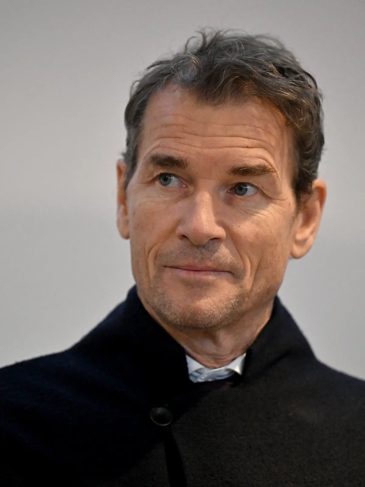 22.12.2023, Bayern, Starnberg: Der wegen Hausfriedensbruch und Sachbeschädigung angeklagte ehemalige Fußball-Nationaltorwart Jens Lehmann steht zur Fortsetzung im Prozess gegen ihn an seinem Platz. Die Staatsanwaltschaft wirft dem 54-Jährigen vor, im Juli 2022 mit einer Kettensäge in der Hand in die Garage seines Nachbarn eingedrungen zu sein, um dort einen Dachbalken zu zersägen. Außerdem soll er eine junge Birke auf dem Grundstück seines Nachbarn gefällt haben. Foto: Peter Kneffel/dpa +++ dpa-Bildfunk +++