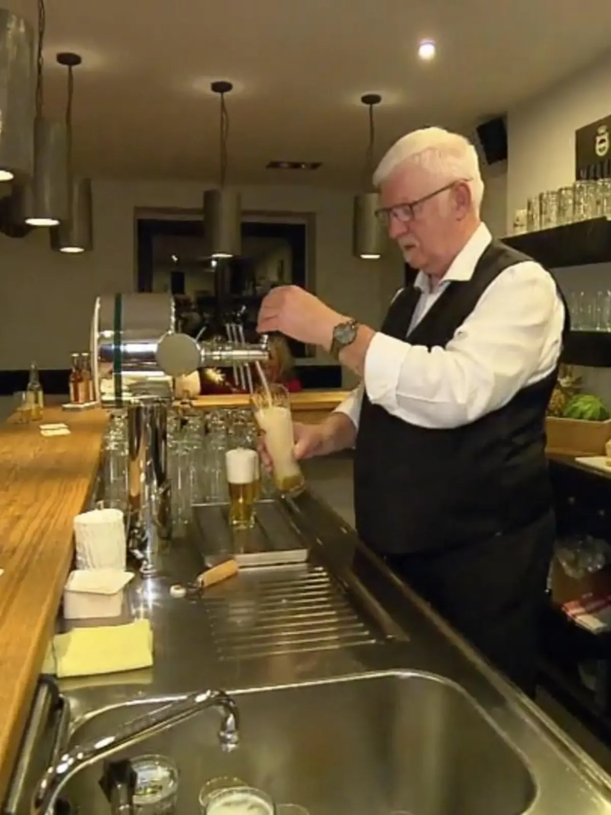 Ein Wirt aus dem Sauerland wurde Alkoholiker, machte einen Entzug und wurde trocken. Die normale Gastronomie war für ihn keine Option mehr: Zu nah ist der Kontakt mit Spirituosen. Jetzt hat er einen Weg zurück in sein Restaurant gefunden: Im sauerländischen Werdohl hat er ein alkoholfreies Restaurant eröffnet.