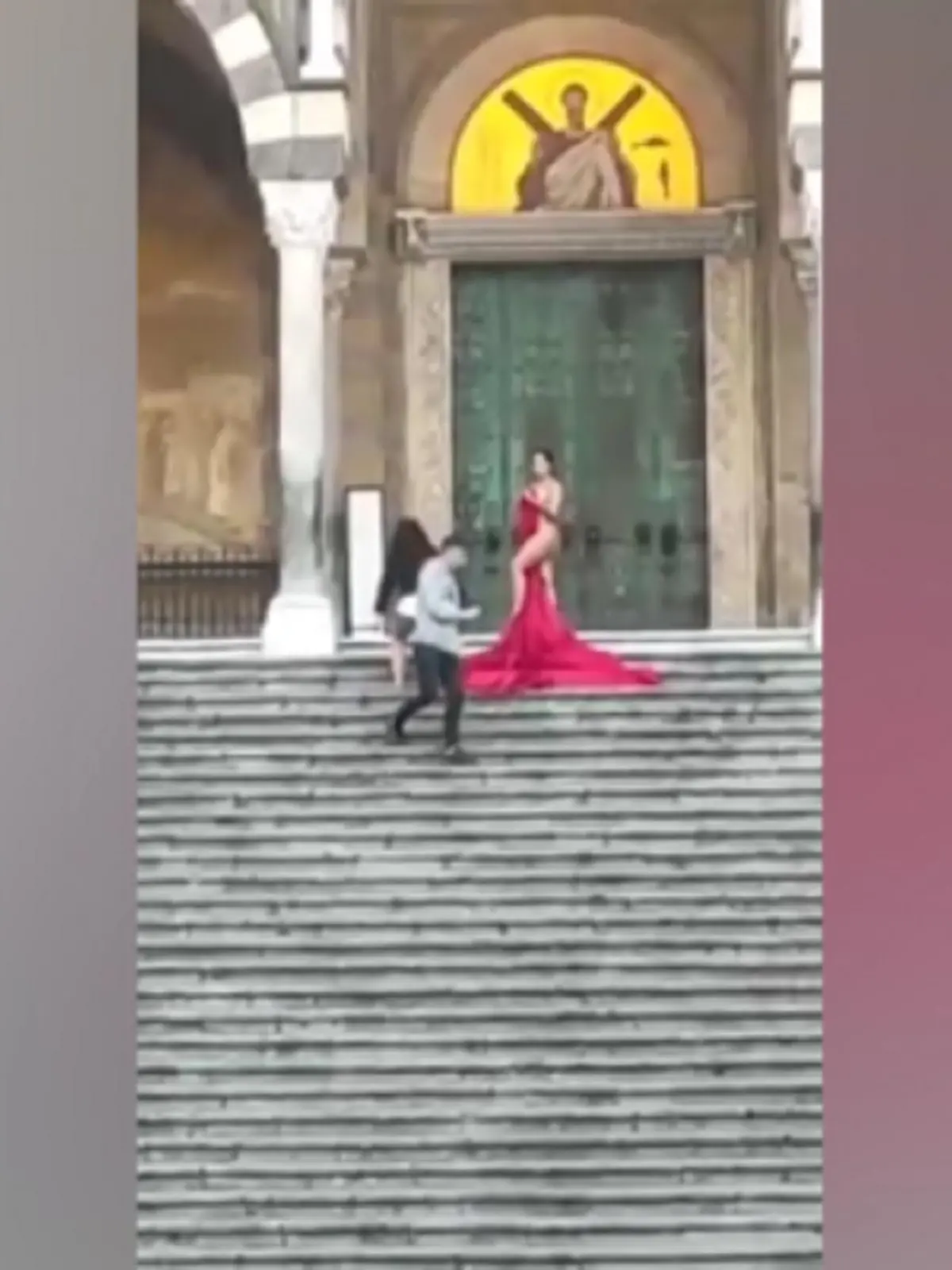 Die kanadische Influencerin posiert in Amalfi nackt vor der Kathedrale.