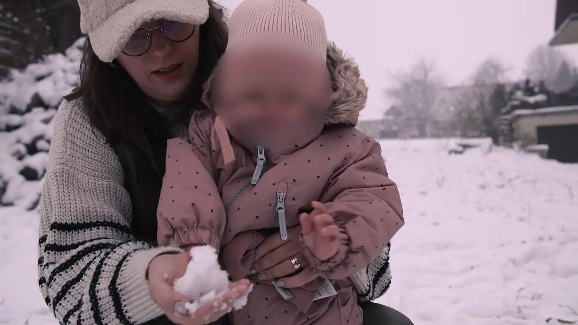Alinas (1) erste Schritte im Schnee Besonderer Moment für Anna Heiser