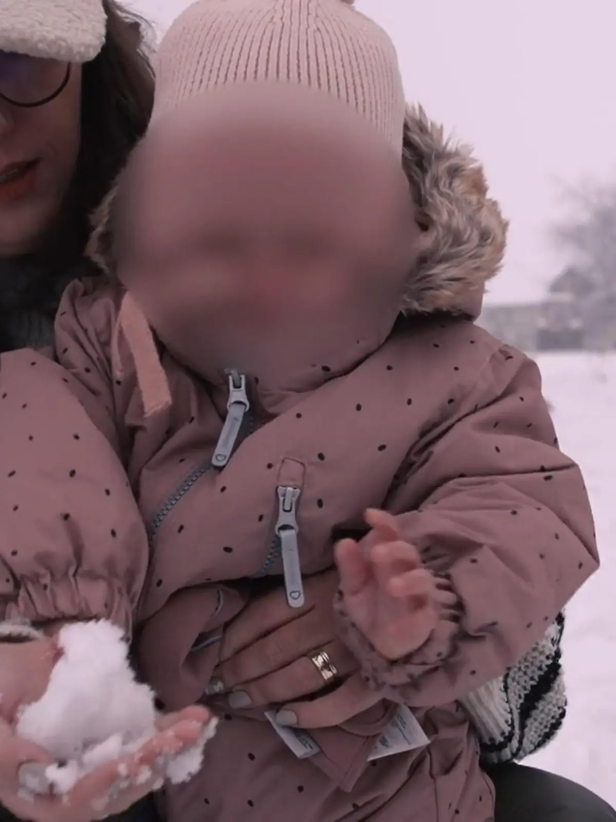 Bild zu: "Alinas (1) erste Schritte im Schnee"
