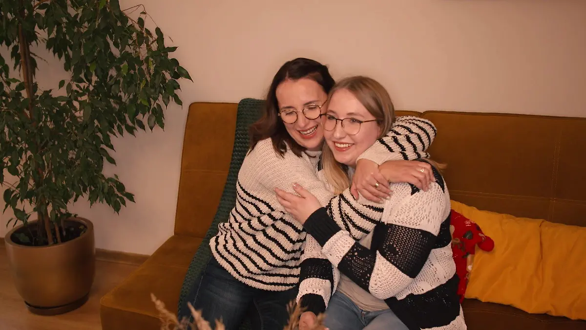 Überraschung für Anna: Auch ihre Schwester wartet bei ihren Eltern auf sie.