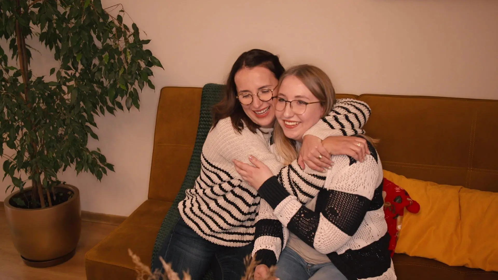 Überraschung für Anna: Auch ihre Schwester wartet bei ihren Eltern auf sie.