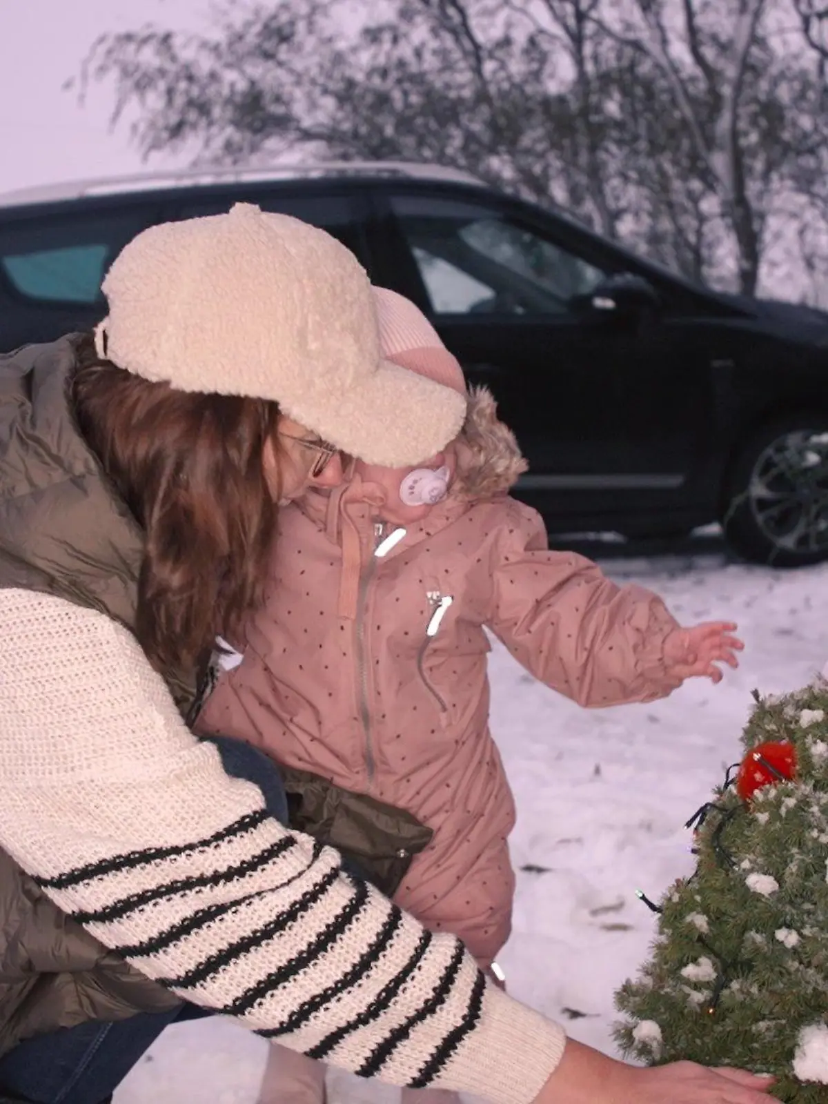Zum ersten Mal im Schnee spielen: Ein besonderer Moment für Anna Heiser und ihre Tochter Alina.