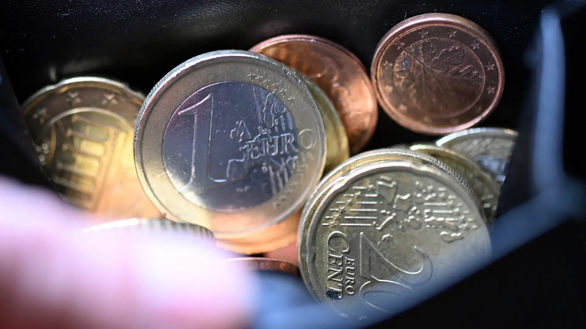 ARCHIV - 26.09.2022, Nordrhein-Westfalen, Köln: Geldstücke liegen in einem Portemonaie. Die extrem hohe Inflation bremst Deutschlands Sparer aus. (zu dpa «Hohe Inflation hindert Mehrheit der Menschen am Sparen») Foto: Federico Gambarini/dpa +++ dpa-Bildfunk +++