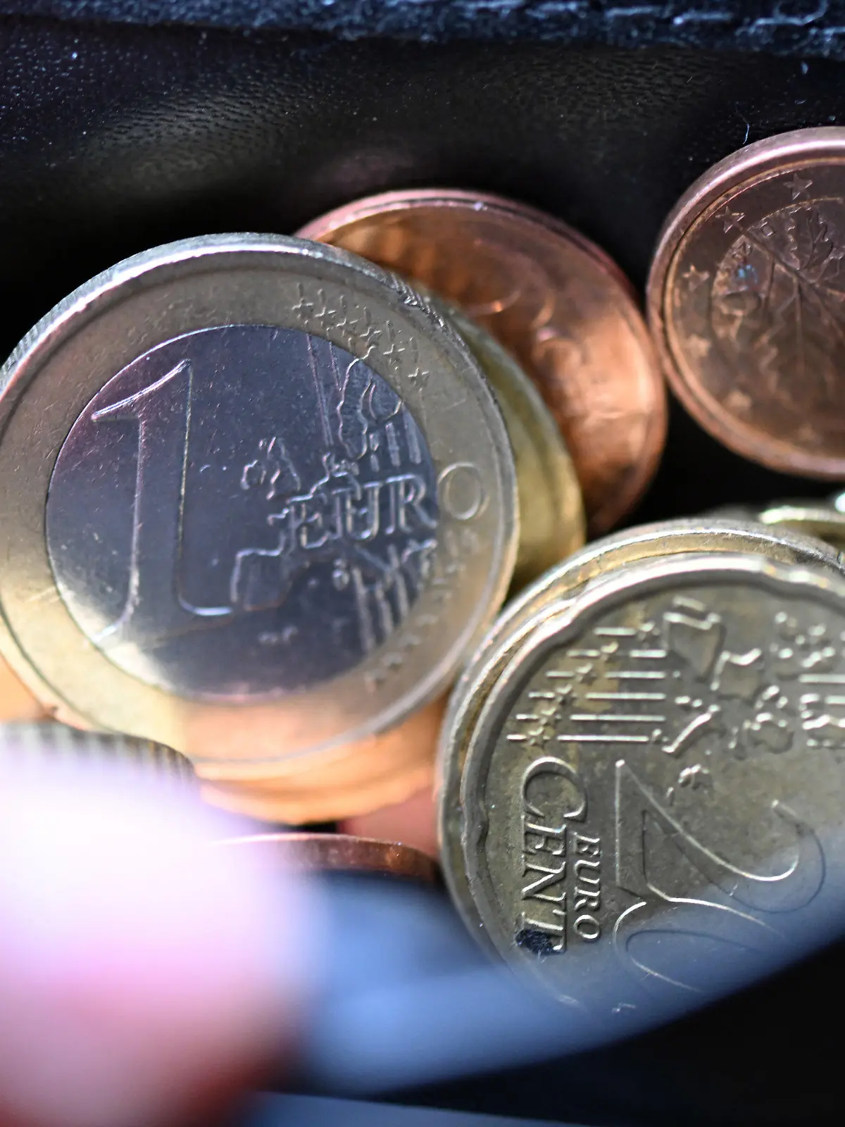ARCHIV - 26.09.2022, Nordrhein-Westfalen, Köln: Geldstücke liegen in einem Portemonaie. Die extrem hohe Inflation bremst Deutschlands Sparer aus. (zu dpa «Hohe Inflation hindert Mehrheit der Menschen am Sparen») Foto: Federico Gambarini/dpa +++ dpa-Bildfunk +++