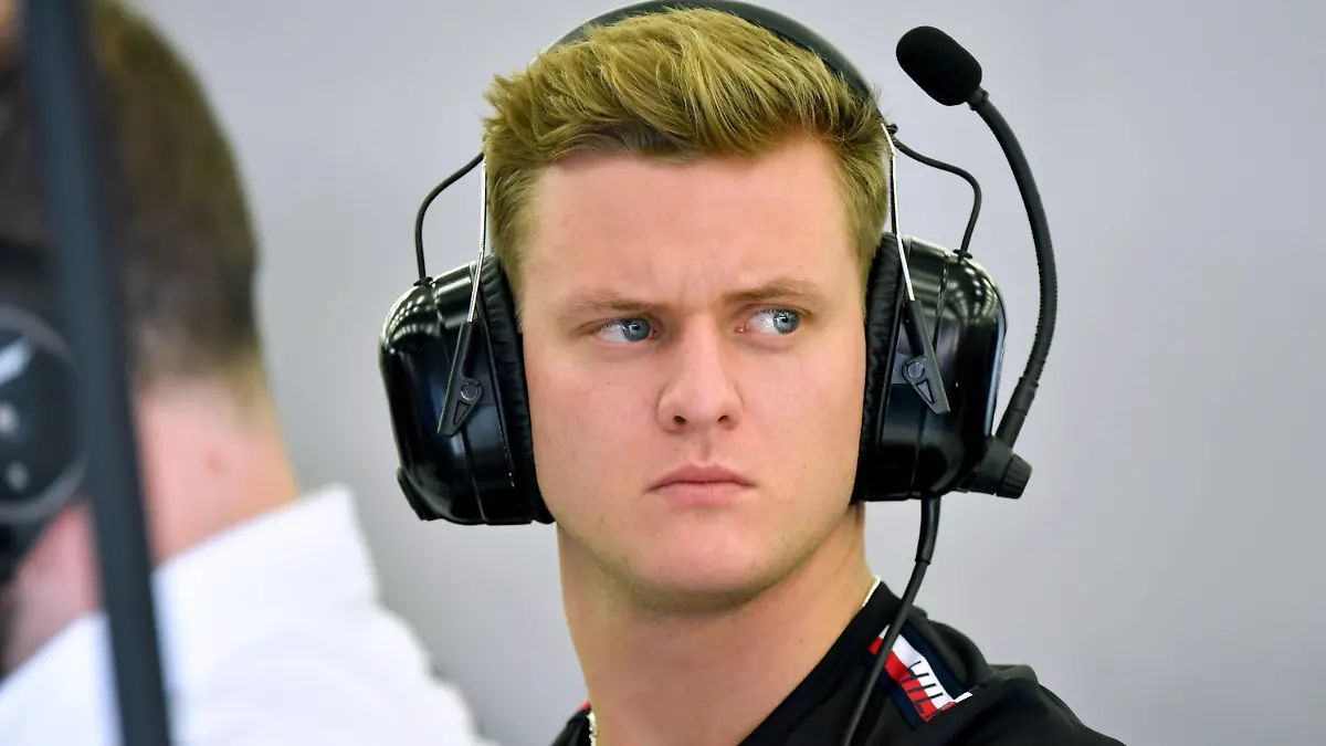 ARCHIV - 23.02.2023, Bahrain, Sakhir: Motorsport: Formel-1-Testfahrten in Bahrain. Testfahrer Mick Schumacher aus Deutschland vom Team Mercedes in der Box. In Abu Dhabi spricht er über sein künftiges WEC-Engagement. (zu dpa: «Mick Schumacher erkennt Parallelen zum Vater») Foto: Hasan Bratic/dpa +++ dpa-Bildfunk +++