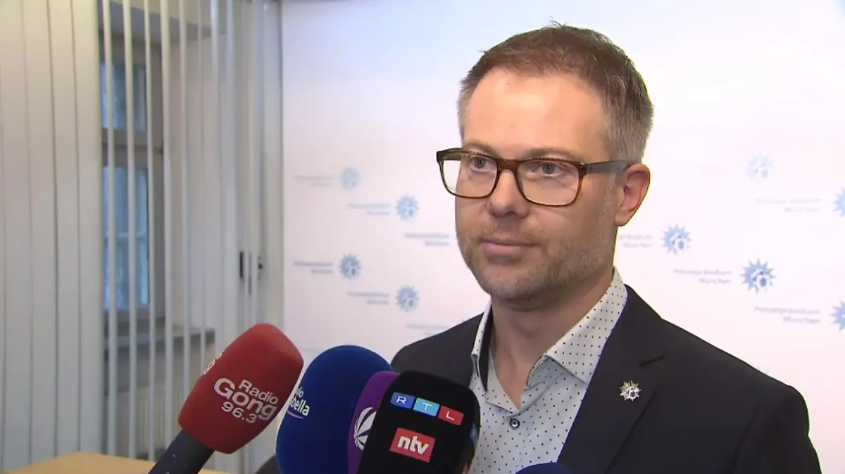 Ein Mann in einer Interviewsituation.