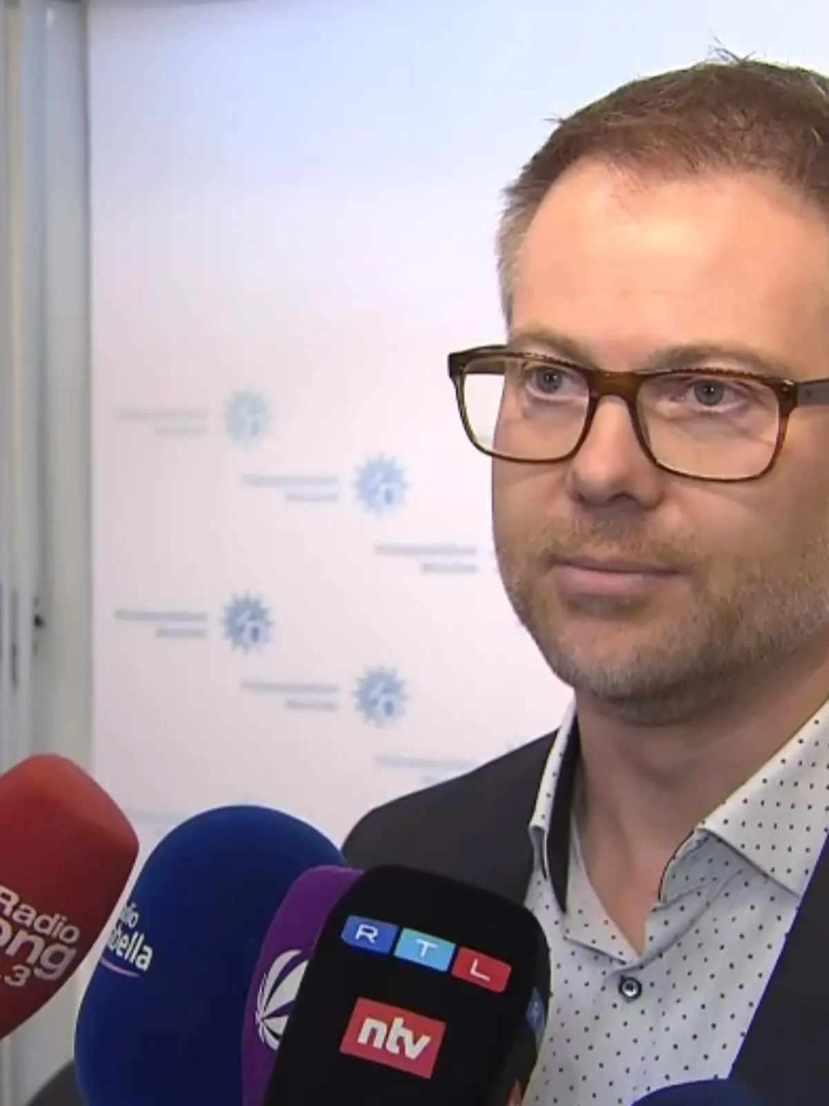 Ein Mann in einer Interviewsituation.