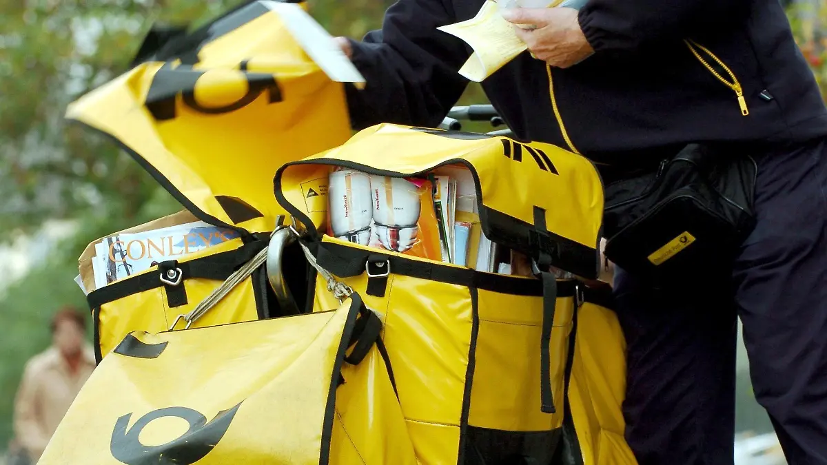 ARCHIV - Ein Briefträger trägt mit seinem Handwagen in Düsseldorf die Post aus (Archivfoto vom 04.11.2004). Die Deutsche Post veröffentlicht am Mittwoch (14.05.2008) die Geschäftszahlen zum 1. Quartal 2008. Foto: Martin Gerten dpa/lnw +++(c) dpa - Bildfunk+++
