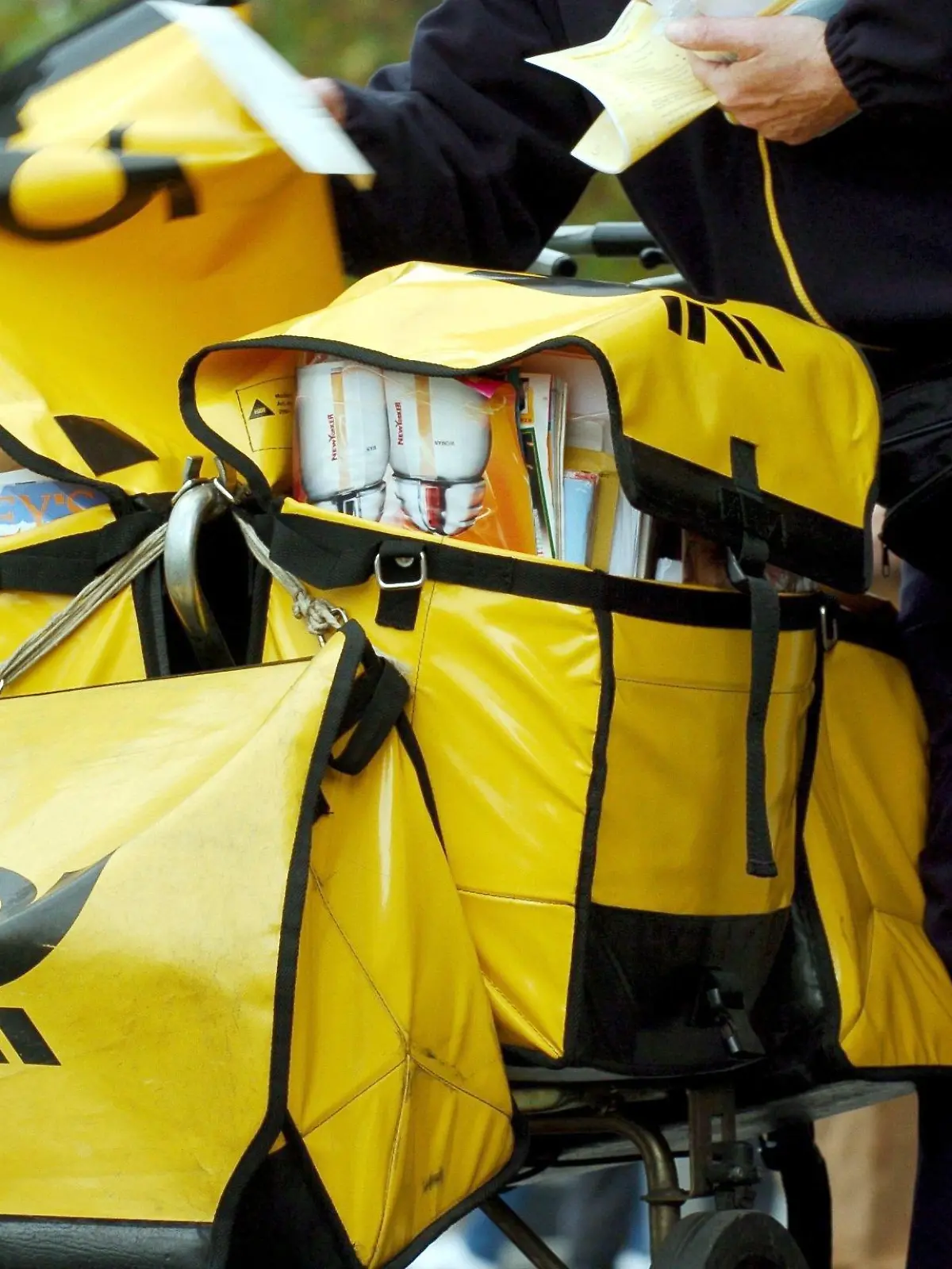 ARCHIV - Ein Briefträger trägt mit seinem Handwagen in Düsseldorf die Post aus (Archivfoto vom 04.11.2004). Die Deutsche Post veröffentlicht am Mittwoch (14.05.2008) die Geschäftszahlen zum 1. Quartal 2008. Foto: Martin Gerten dpa/lnw +++(c) dpa - Bildfunk+++