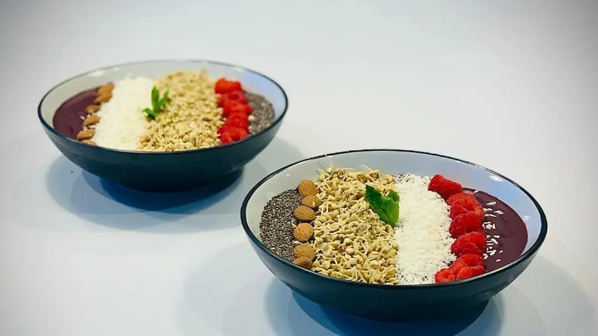 Fußballerin Ramona Petzelberger zeigt ihre Acai-Bowl