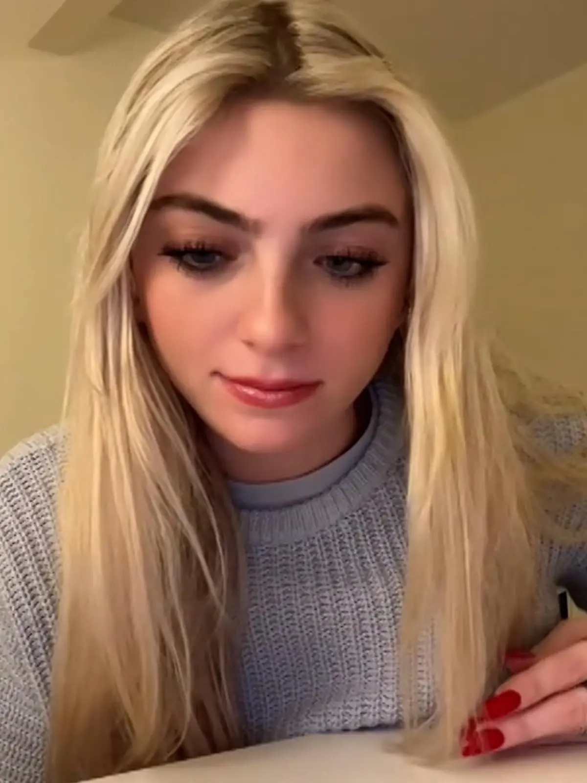 Brielle beschwert sich auf Social Media über ihre Jobbedingungen. Dieses Video geht viral und löst eine große Debatte über die Arbeitsmoral der Generation Z aus. Und jetzt ist die junge Frau diesen Job los, ihr wurde gekündigt. Und trotzdem geht es ihr gar nicht gut damit. Sie plagen Existenzängste, sie hat keine Geld, um sich über Wasser zu halten. Es war ihr erster Job nach dem College Abschluss, sie hat jetzt nicht genügend Geld sparen können.