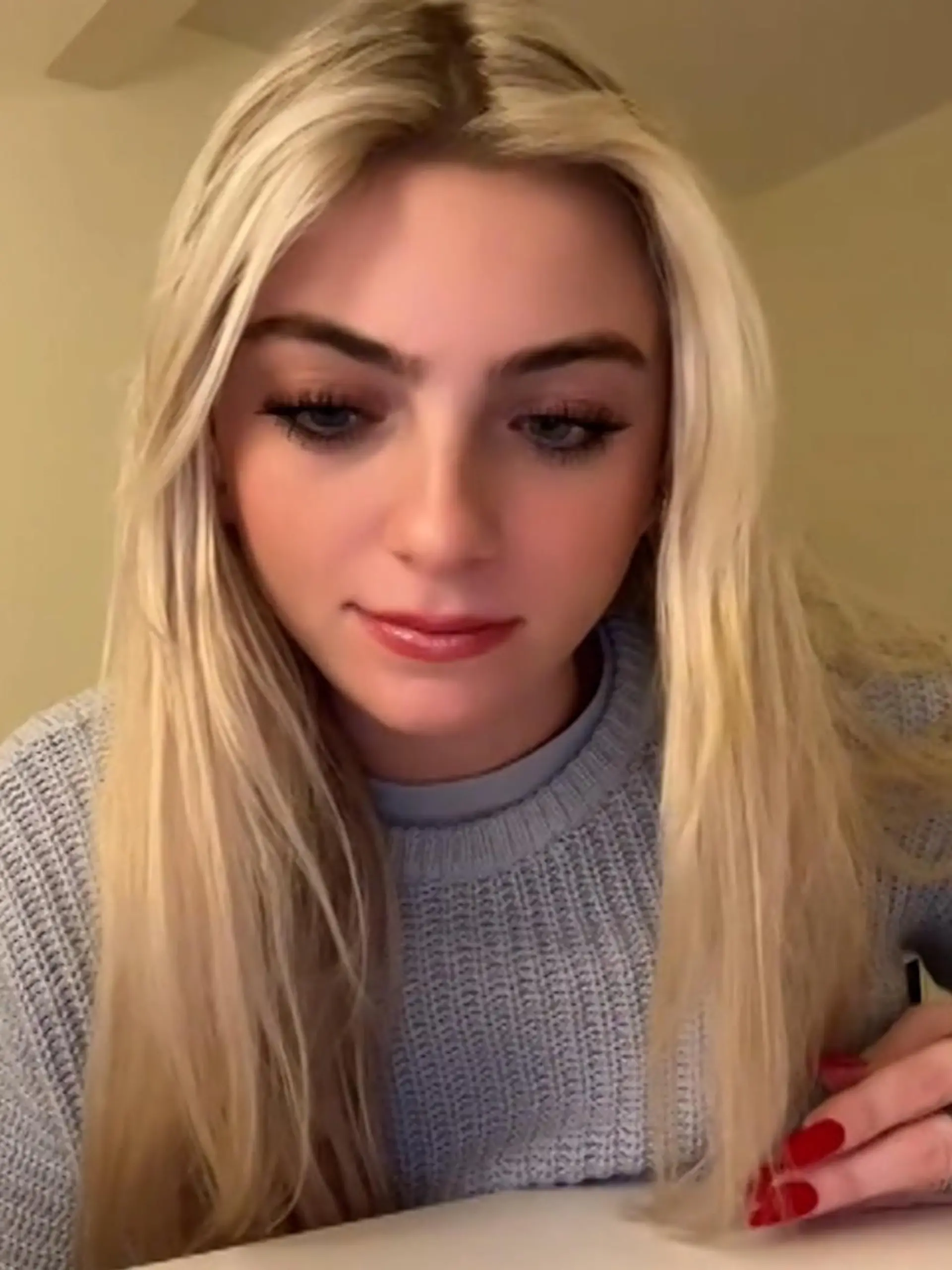 Brielle beschwert sich auf Social Media über ihre Jobbedingungen. Dieses Video geht viral und löst eine große Debatte über die Arbeitsmoral der Generation Z aus. Und jetzt ist die junge Frau diesen Job los, ihr wurde gekündigt. Und trotzdem geht es ihr gar nicht gut damit. Sie plagen Existenzängste, sie hat keine Geld, um sich über Wasser zu halten. Es war ihr erster Job nach dem College Abschluss, sie hat jetzt nicht genügend Geld sparen können.