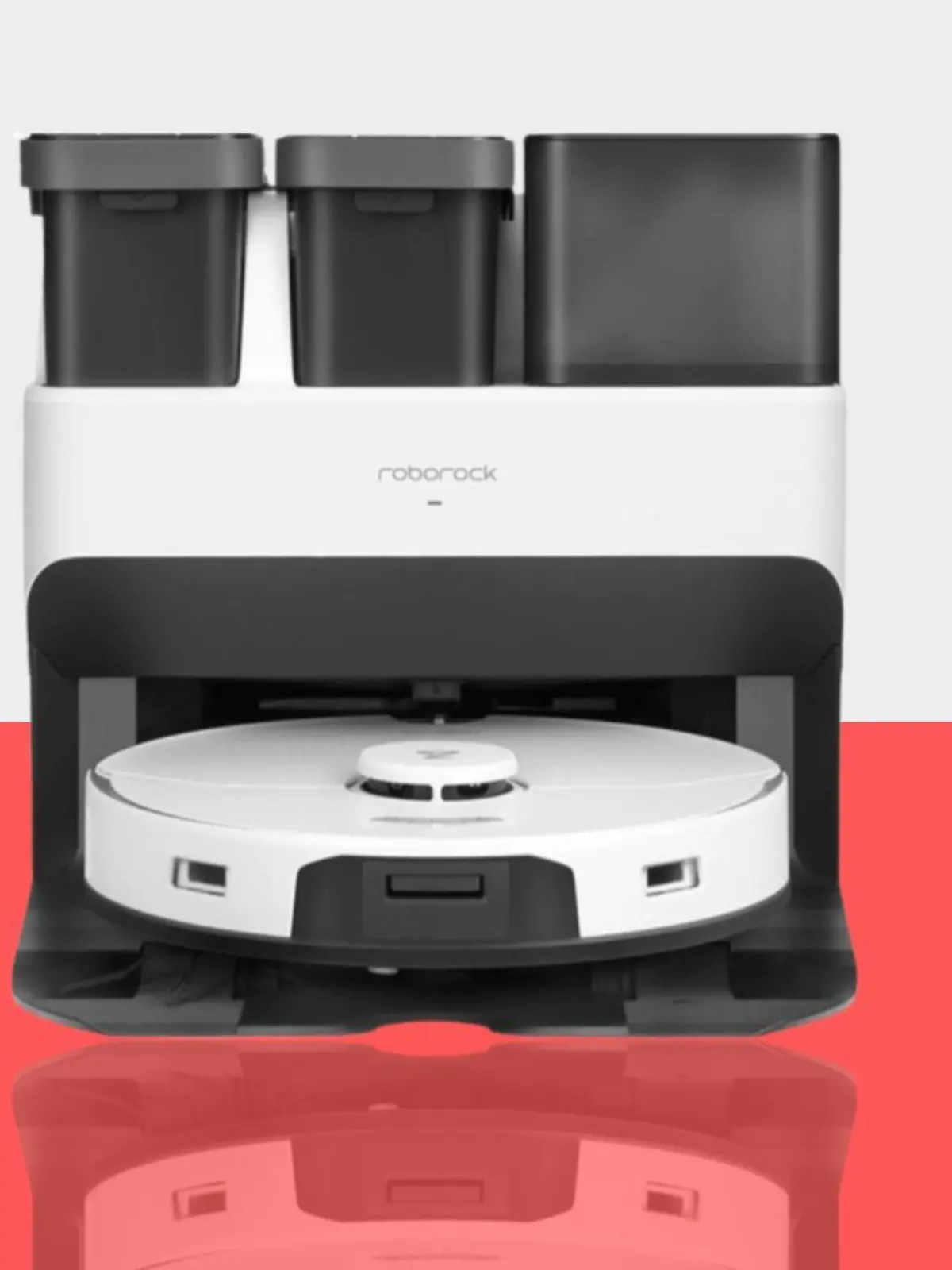 Der Roborock S7 Pro Ultra vor weiß-roten Hintergrund mit einem grünen Prozentzeichen in der linken- und dem Media-Markt-Logo in der rechten oberen Ecke des Bildes.