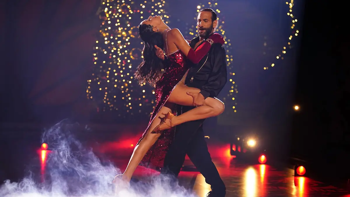 Rebecca Mir und Massimo Sinató tanzen Tango zu _A Christmas Tango (With Santa)_.
Die Verwendung des sendungsbezogenen Materials ist nur mit dem Hinweis und Verlinkung auf RTL+ gestattet.