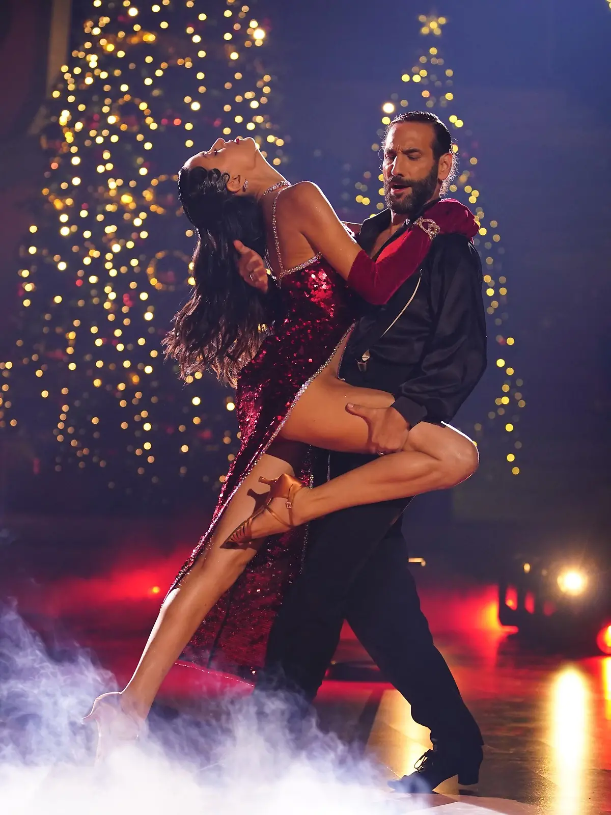 Rebecca Mir und Massimo Sinató tanzen Tango zu _A Christmas Tango (With Santa)_.

Die Verwendung des sendungsbezogenen Materials ist nur mit dem Hinweis und Verlinkung auf RTL+ gestattet.