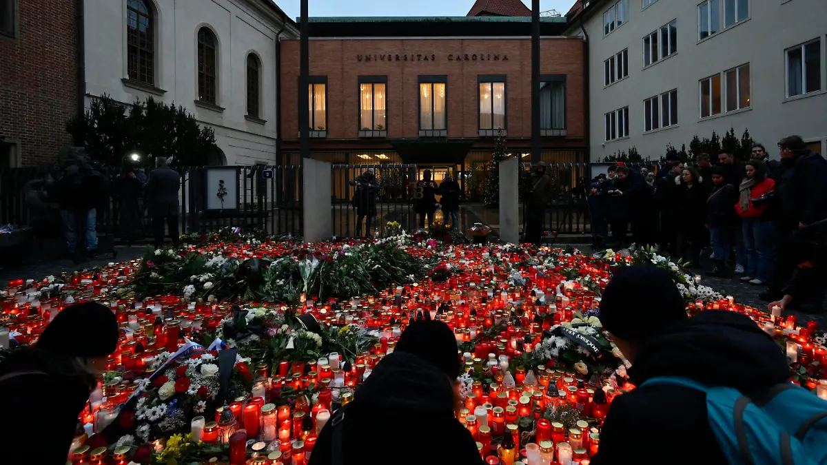 22.12.2023, Tschechien, Prag: Trauernde legen Blumen für die Opfer der tragischen Schusswaffenattacke an der Philosophischen Fakultät der Karls-Universität nieder. Tschechien steht nach der Bluttat an der Prager Karls-Universität kurz vor Weihnachten im Zeichen der Trauer. Foto: Denes Erdos/AP/dpa +++ dpa-Bildfunk +++