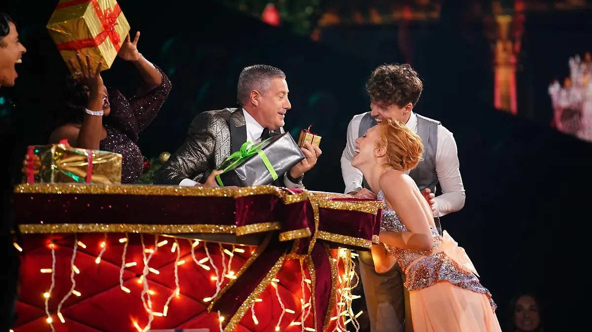 Anna Ermakova und Valentin Lusin mit Jurymitglied Joachim Llambi (l.).

Die Verwendung des sendungsbezogenen Materials ist nur mit dem Hinweis und Verlinkung auf RTL+ gestattet.