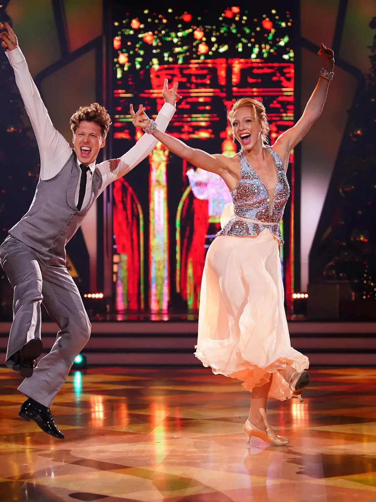 Anna Ermakova und Valentin Lusin tanzen Quickstep zu _Merry Christmas Everyone_.

Die Verwendung des sendungsbezogenen Materials ist nur mit dem Hinweis und Verlinkung auf RTL+ gestattet.