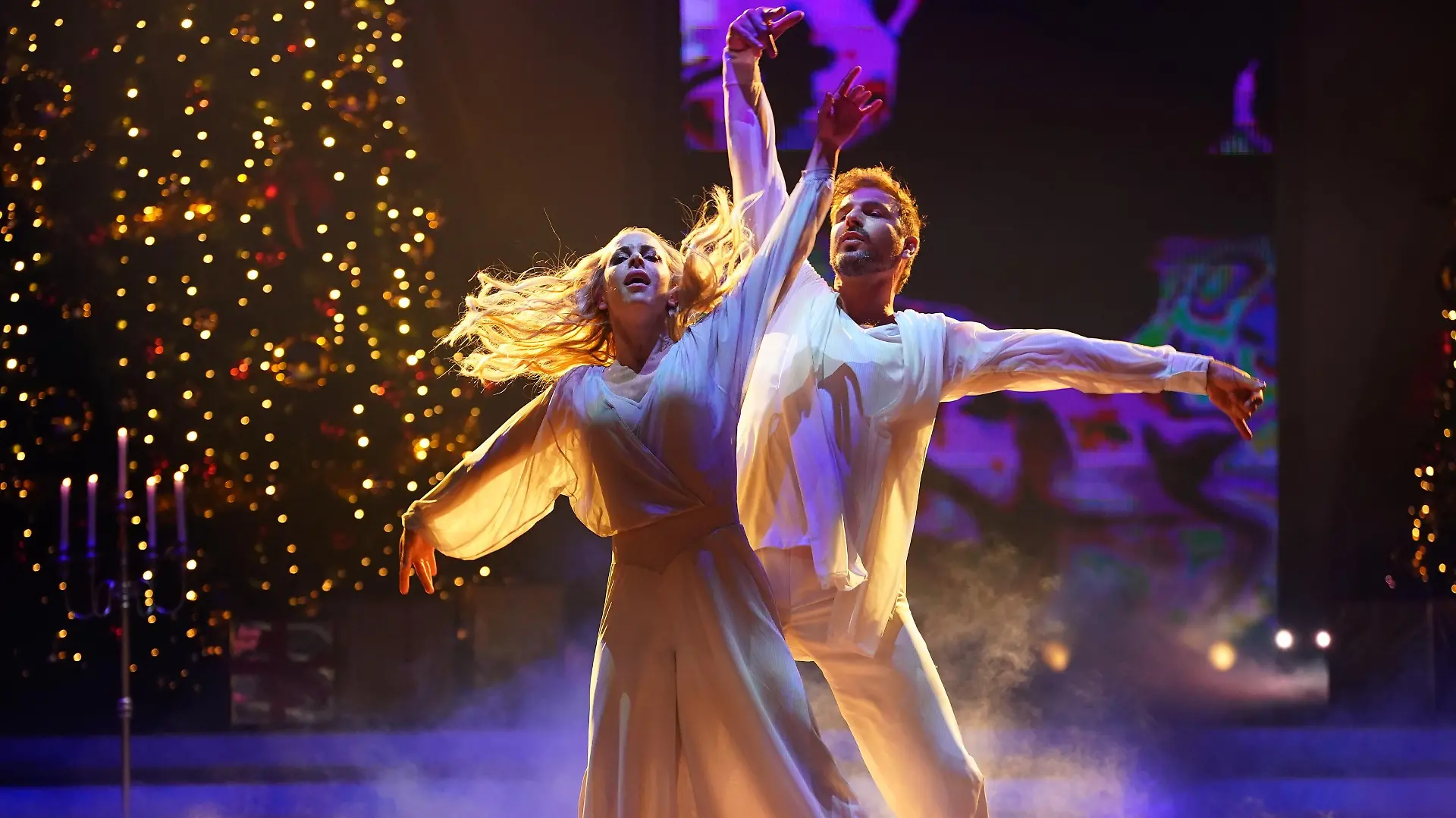 Benjamin Piwko und Isabel Edvardsson tanzen Contemporary zu _Silent Night_.
Die Verwendung des sendungsbezogenen Materials ist nur mit dem Hinweis und Verlinkung auf RTL+ gestattet.