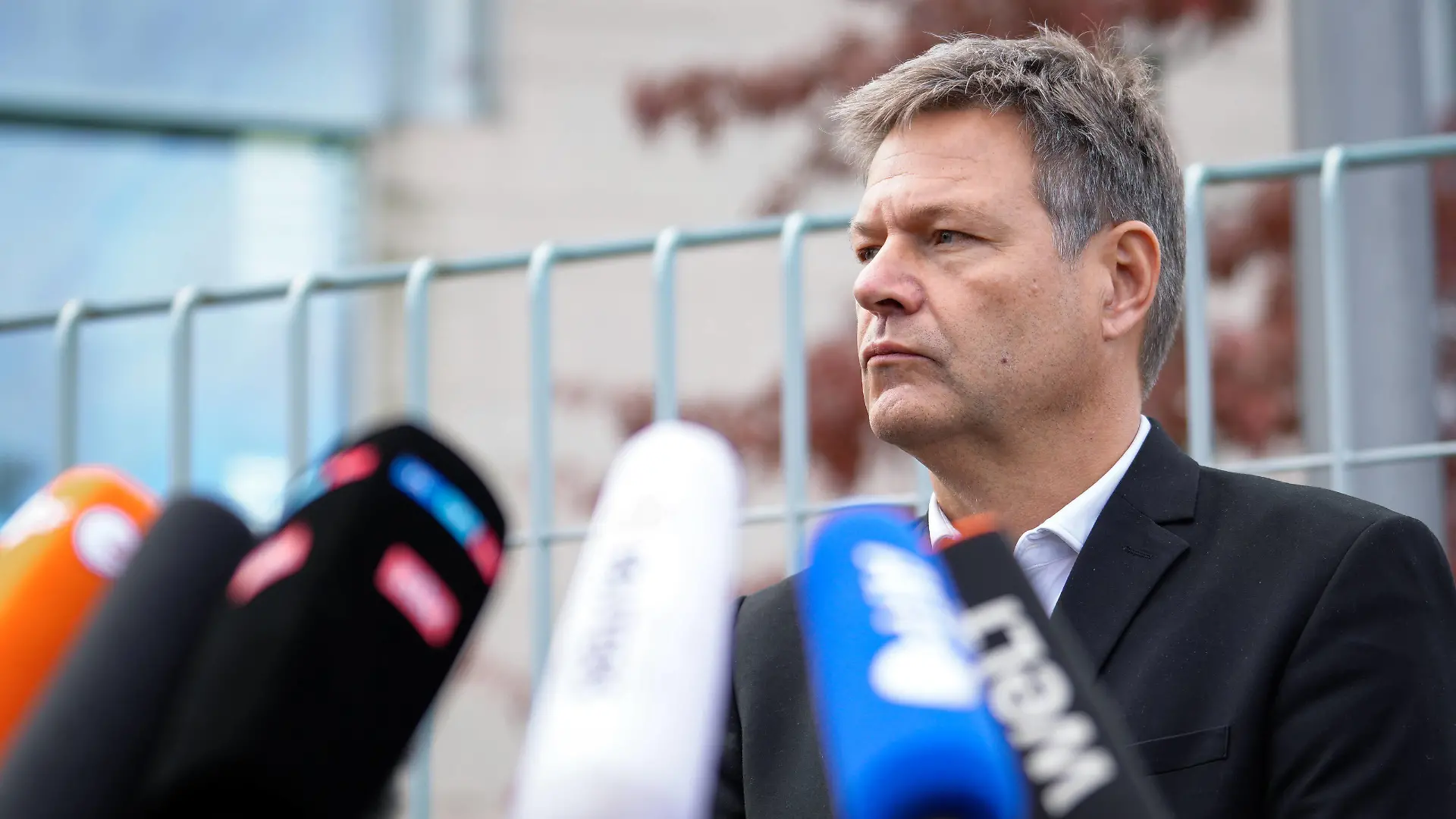 Pressestatement im Anschluss an die Kabinettsitzung und den Kabinettbeschluss zur Novelle des Atomgesetzes Aktuell, 19.10.2022, Berlin, Bundeswirtschafts- und Klimaminister Robert Habeck Gruene beim Pressestatement im Anschluss an die Kabinettsitzung und den Kabinettbeschluss zur Novelle des Atomgesetzes Berlin Berlin Deutschland *** Press statement following the cabinet meeting and cabinet decision on the amendment of the Atomic Energy Act Current, 19 10 2022, Berlin, Federal Minister of Economics and Climate Robert Habeck Gruene at the press statement following the cabinet meeting and cabinet decision on the amendment of the Atomic Energy Act Berlin Berlin Germany